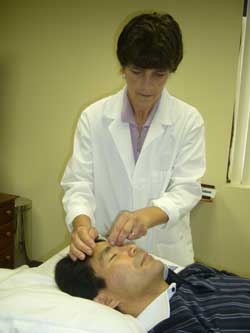 Acupuncturist Janice Perry with a patient. (Courtesy photo by Cyndy Karon) Acupuncturist Janice Perry with a patient. (Courtesy photo by Cyndy Karon)