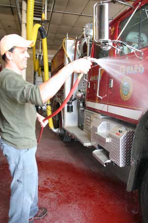 Chaser Bill Barton hoses down Engine 3. (Photo by Lisa Aciukewicz) 