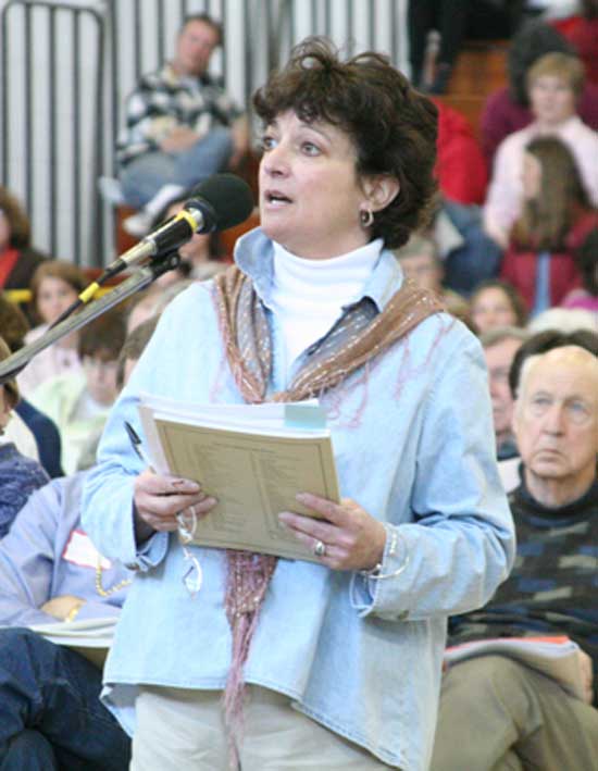 Kari Hoffmann takes the microphone.