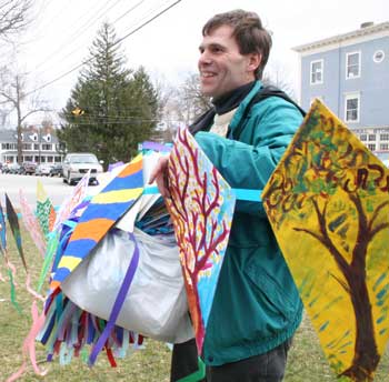 Eric Broadbent hangs kites decorated by elementary school students at Saturday’s “Winds For Change” rally to raise awareness of climate change. (Photo by Lisa Aciukewicz) Eric Broadbent hangs kites decorated by elementary school students at Saturday’s “Winds For Change” rally to raise awareness of climate change. (Photo by Lisa Aciukewicz)