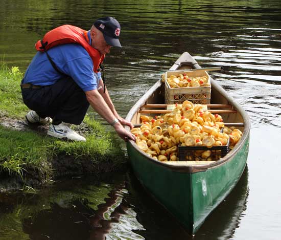  Ed Kelley pulls a canoe full of ducks to shore after the race. 
