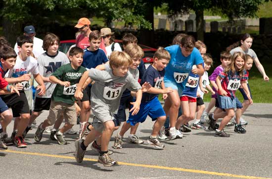 Mitch Sampson (number 413) leads the pack in the kids fun run. (Photo by Ellen Harasimowicz)