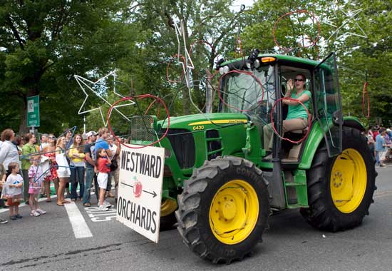 Stephanie Green of Westward Orchards waves to the crowd during the parade. Westward Orchards would go on to win first place for its float. (Photo by Ellen Harasimowicz)