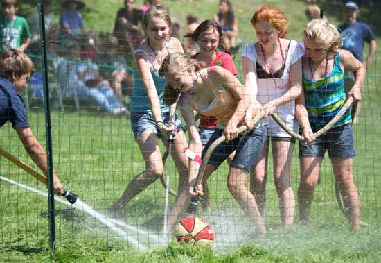 From left: Kirsten Sundeen, Amy Jorgensen, Elly vandeVaart, Evelyn McClean, and Olivia Philips compete in the water polo contest. 