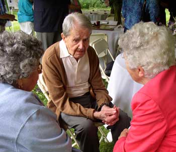 Erhart holds court with Connie Thayer and Jean McCrosky. (Photo by Barbara Kemp) Erhart holds court with Connie Thayer and Jean McCrosky. (Photo by Barbara Kemp)
