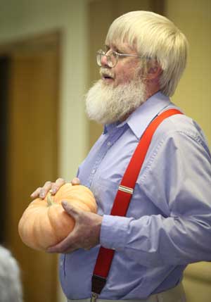 Roger Swain discusses the many wonderful squash that grow in this climate including the patty pan in his hands. (Photo by Lisa Aciukewicz) Roger Swain discusses the many wonderful squash that grow in this climate including the patty pan in his hands. (Photo by Lisa Aciukewicz)