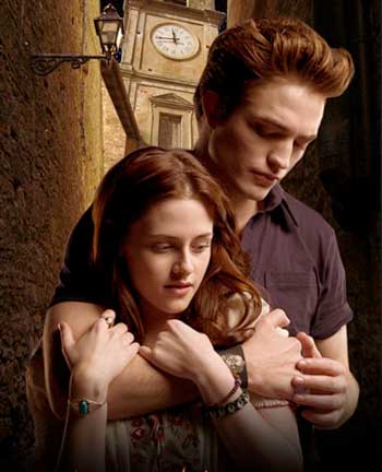 Kristen Stewart and Robert Pattinson star in The Twilight Sage: New Moon. (Courtesy photo)