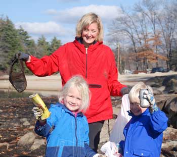 Meredith Dewitt and the Dewitt children show some of the garbage they found at the pond. (Courtesy photo) Meredith Dewitt and the Dewitt children show some of the garbage they found at the pond. (Courtesy photo)