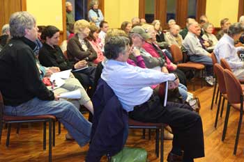 Approximately 80 residents listen to Stu Sklar and Kirsten Wright share their views on the School Committee’s responsibilities on Tuesday, April 13. (Photo by Lisa Aciukewicz) Approximately 80 residents listen to Stu Sklar and Kirsten Wright share their views on the School Committee’s responsibilities on Tuesday, April 13. (Photo by Lisa Aciukewicz)