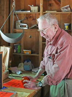 Jeff Harris buys tomatoes at Willard's farm stand in 2008. (Photo by Lisa Aciukewicz)