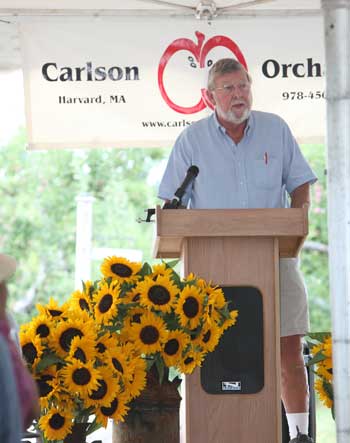 Frank Carlson thanks the many people who made the array a reality. (Photo by Lisa Aciukewicz)