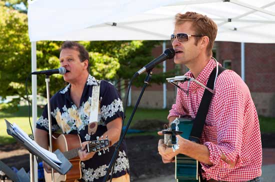 David Lussier, left, and Jamie Merkle, aka The Wyld Edibles, peformed at the opening day of the Harvard Farmers’ Market, Aug. 28.