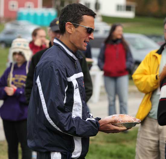Jon Schoenberg picks up his winnings—an apple pie.
