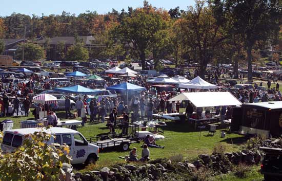 At 3 p.m. shoppers look for last-minute deals at the flea market sponsored by the League of Women Voters of Harvard and the Harvard Schools Trust.Vendors sold goods from approximately 170 booths in front of the library on Oct. 9.