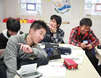 From left, Daiki Hosoano, Hikari Fujita, Yuki Egashira, and Satoru Yamazaki react to a word game being played with their classmates. (Photo by Lisa Aciukewicz)