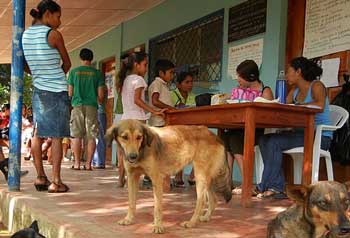 Patients line up to be seen by doctors at the clinic in Rosa Grande. (Courtesy photo) Patients line up to be seen by doctors at the clinic in Rosa Grande. (Courtesy photo)