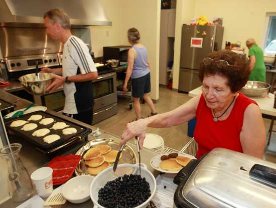 Tom Daniells (left) and Jan Goodell prepare breakfast.
