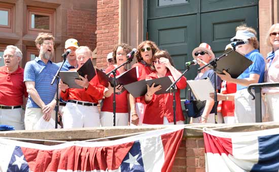 Members of Harvard Pro Musica serenade the crowd with patriotic songs from the steps of Old Bromield. (Photo by Katy Sharko)