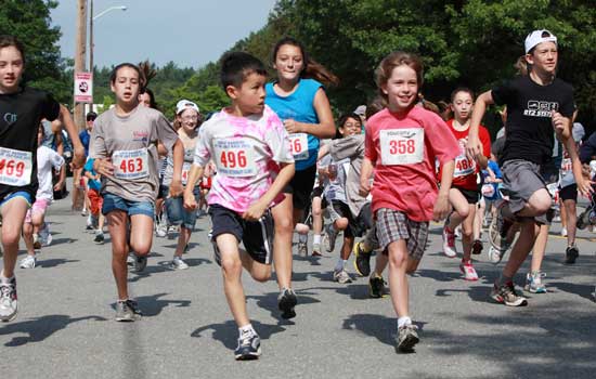 The 1-mile fun run kicks off in front of the Bromfield School.  (Photo by Lisa Aciukewicz)
