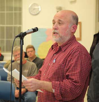 Stu Sklar speaks in favor of a larger community space for Town Hall. (Photo by Lisa Aciukewicz)
