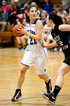 Sue Ross looks for an open teammate. (Photo by Ellen Harasimowicz) Sue Ross looks for an open teammate. (Photo by Ellen Harasimowicz)