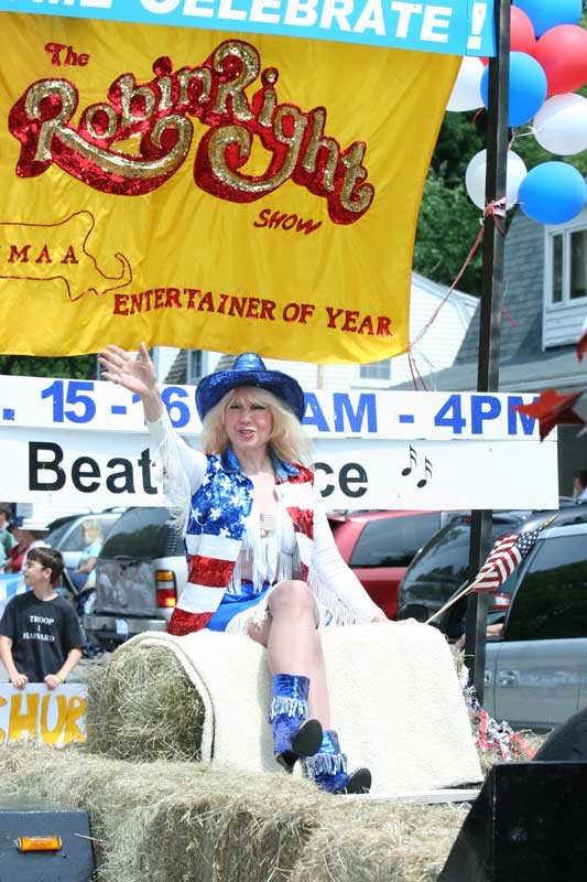 Country music star Robin Right of Harvard waves to the crowd.