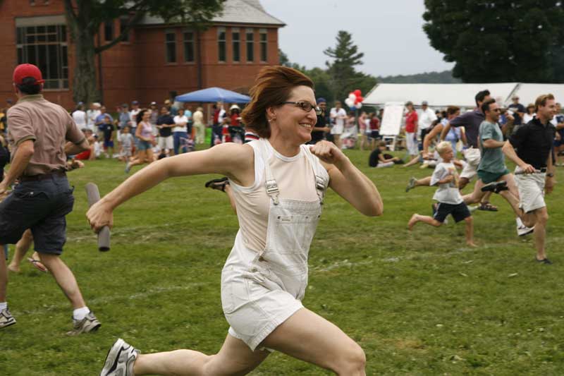 It’s an all-out sprint to the finish in the parent-child relay race for Harvard Press photographer Lisa Aciukewicz. (Photo by Ellen Harasimowicz)