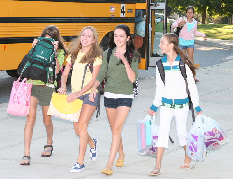 Emma Rothkopf (hiding behind backpack), Sydney Durand, Christie Devlin, and Casey Magrath head into Bromfield.