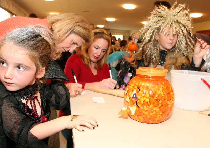 Autumn McNamara, Mina Femino, Kelly McNamara, and Charlie Bardenheuer guess how many candy corn.