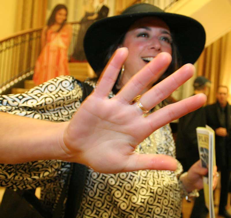 Having recently announced her pregnancy, Jennifer Lopez (Charlene van de Vaart) shuns the paparazzi.