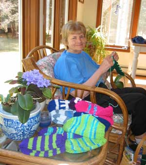 Woman’s Club member Julie Chadwick knits caps for kids. (Photo by Alice Rennie) Woman’s Club member Julie Chadwick knits caps for kids. (Photo by Alice Rennie)