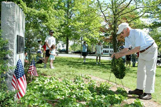 Paul VonLoesecke places a wreath at the World War II memorial on the Common.