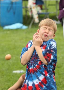 Chris Pickreign almost catches his egg in the egg toss. (Photo by Lisa Aciukewicz)