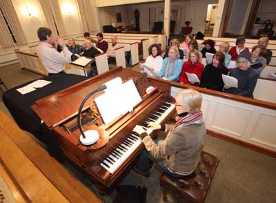 Mark Bennett conducts the Harvard Pro Musica singers in a warm-up exercise. (Photo by Lisa Aciukewicz) Mark Bennett conducts the Harvard Pro Musica singers in a warm-up exercise. (Photo by Lisa Aciukewicz)