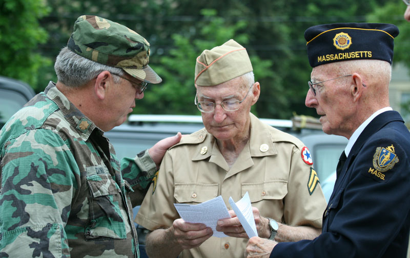 Major Steve Cronin, Peter Johnston, and Paul Johnston do a little pre-parade strategizing.