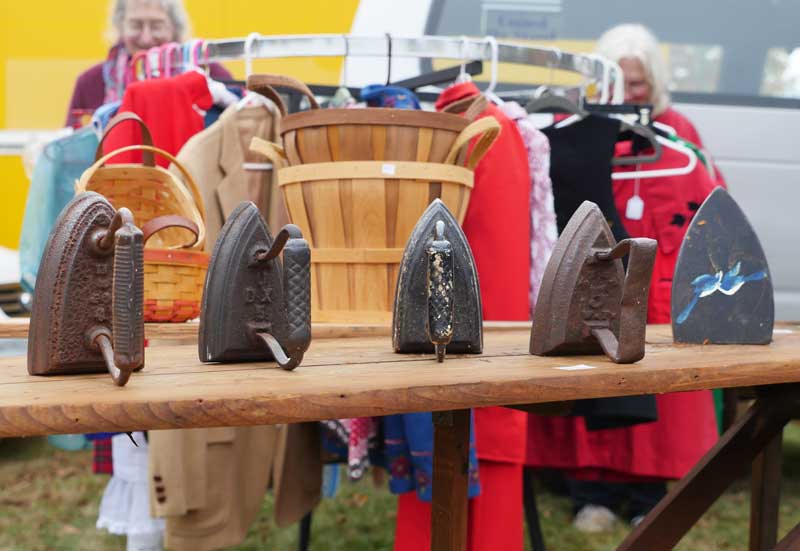 Crowds ignore misty weather and flock to Harvard’s annual flea market